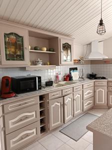 Η κουζίνα ή μικρή κουζίνα στο Maison à la Brée