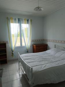 Ένα ή περισσότερα κρεβάτια σε δωμάτιο στο Maison à la Brée +4 φωτογραφίες