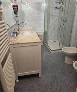 Casa Arcobaleno - giardino e parcheggio gratuito في لا سبيتسيا: حمام مع حوض ودش ومرحاض