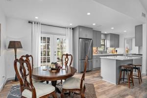 une cuisine avec une table et des chaises dans une cuisine dans l'établissement The 309 Retreat - Hot Tub & Fire Pit, à Fredericksburg 43 autres photos