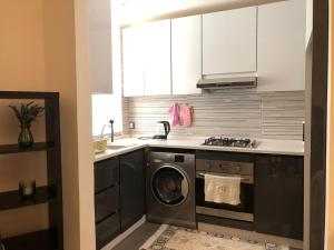 Kuchyň nebo kuchyňský kout v ubytování Luxury 1 BR Apt DAMAC Abdali