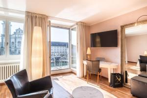 TV i/ili multimedijalni sistem u objektu Hotel des Balances