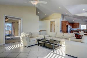 een woonkamer met banken en een salontafel bij Barefoot Bungalow in Surf City +44 foto's