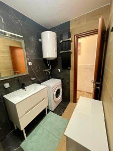 Koupelna v ubytování Apartment Rafailovici