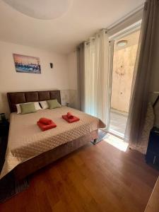 Postel nebo postele na pokoji v ubytování Apartment Rafailovici