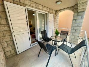 Balkón nebo terasa v ubytování Apartment Rafailovici
