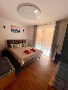 Postel nebo postele na pokoji v ubytování Apartment Rafailovici + 26 fotografií