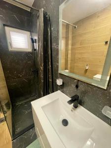 Koupelna v ubytování Apartment Rafailovici