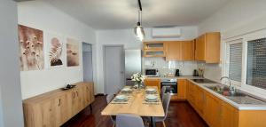 Кухня или мини-кухня в Penelope's House
