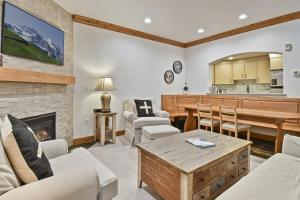 un soggiorno con camino e cucina di Family Getaway-Pool, Tubing, Skiing, & Ice Castles Villa 1002 villa a Midway