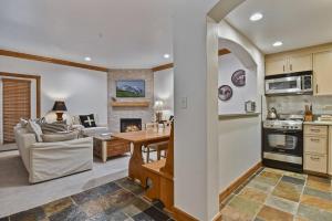una cucina e un soggiorno con un tavolo e un divano di Family Getaway-Pool, Tubing, Skiing, & Ice Castles Villa 1002 villa a Midway