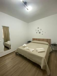 a bedroom with a bed with two towels on it at Goodluck casa vacanza Avola in Avola