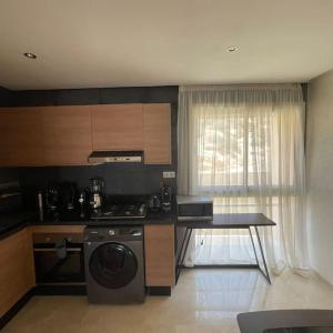Taghazout Paradise - Duplex Confort - Vue mer piscine - Agadir的厨房或小厨房