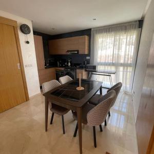 Taghazout Paradise - Duplex Confort - Vue mer piscine - Agadir的厨房或小厨房