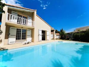 Villa Tournesol - Villa idéal pour les familles Quartier résidentiel MAE-5271 في لا غراند موت: حمام سباحة أمام منزل