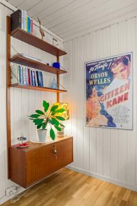 Una habitación con una estantería y un póster de película. en Krokenskogen, en Sandefjord