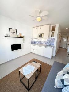 Køkken eller tekøkken på Elegant 1BDR Bright Flat with Pool + 26 billeder