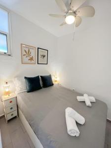 En eller flere senge i et værelse på Elegant 1BDR Bright Flat with Pool