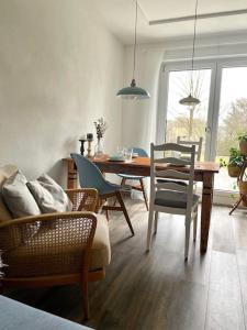 a living room with a dining room table and chairs at Erholung im Main-Tauber-Kreis in Niederstetten