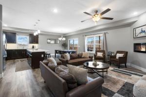 Χώρος καθιστικού στο Billiards, Arcades, Peaceful Oasis, 400 of Daily Attraction Tickets!