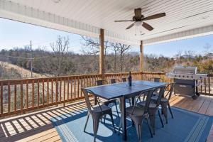 Μπαλκόνι ή βεράντα στο Billiards, Arcades, Peaceful Oasis, 400 of Daily Attraction Tickets!