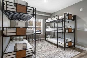 Ένα ή περισσότερα κρεβάτια σε δωμάτιο στο Billiards, Arcades, Peaceful Oasis, 400 of Daily Attraction Tickets!