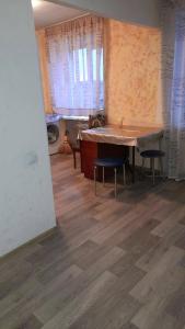 IzyumにあるTwo-Bedroom Apartment Pokrovskaya, 48の大きなテーブルと椅子が置かれた部屋