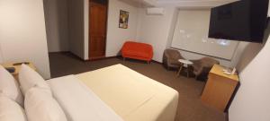 A television and/or entertainment centre at HOTEL Javier Prado Inn