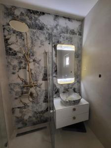 Ένα μπάνιο στο Room Natali