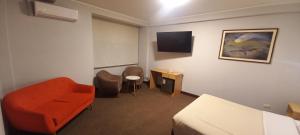 A television and/or entertainment centre at HOTEL Javier Prado Inn