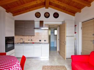 Køkken eller tekøkken på Dante with spacious balcony and Lake view