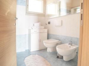 Et badeværelse på Dante with spacious balcony and Lake view