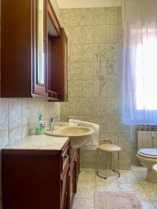 ラ・スペツィアにあるVia Fiume 269の洗面台とトイレ付きのバスルーム