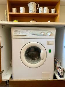 ラ・スペツィアにあるVia Fiume 269の棚の中に置かれた洗濯機
