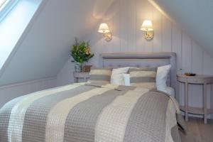 Un dormitorio con una cama y dos mesitas de noche. en Weetstich, en Archsum