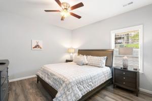 Ένα ή περισσότερα κρεβάτια σε δωμάτιο στο Golf Course OnSite, Pvt Hot Tub, Free Tickets, Gated Community, Near Silver Dollar City! +65 φωτογραφίες