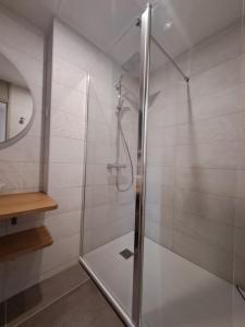 eine Dusche mit Glastür im Badezimmer in der Unterkunft Le Relais du Golf- Château de la Touche in Ballan-Miré + 21 Fotos