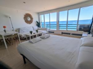 A bed or beds in a room at Loft Playa Muchavista