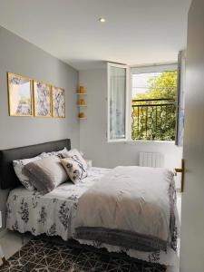 a bedroom with a bed and a window at Appartement L'or 2 pièces de 44 m2 in Noisy-le-Sec