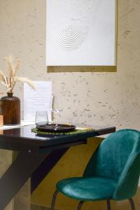 una scrivania con una sedia e un tavolo con un piatto di Falco Boutique Home with Jacuzzi a Napoli Altre 37 foto