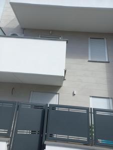 un edificio con un mucchio di porte di fronte di Viktoria's Suite Rome Center a Roma Altre 5 foto