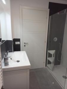 un bagno con un lavandino bianco e una doccia di Viktoria's Suite Rome Center a Roma