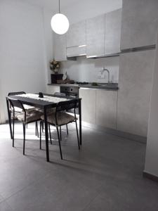 una cucina con tavolo da pranzo e sedie di Viktoria's Suite Rome Center a Roma