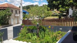 Um jardim no exterior de CASA ANJOS
