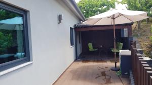 Um jardim no exterior de CASA ANJOS
