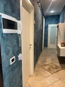 une salle de bain avec une télévision sur un mur dans l'établissement B&B Il Corallo, à Terracine 69 autres photos