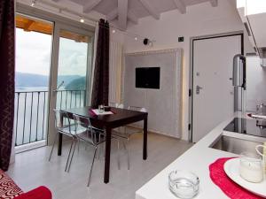 Et tv og/eller underholdning på Beatrice - vibrant flat with Lake view + 7 billeder