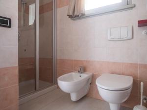 Et badeværelse på Beatrice - vibrant flat with Lake view