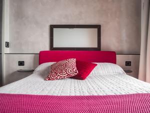 En eller flere senge i et værelse på Beatrice - vibrant flat with Lake view