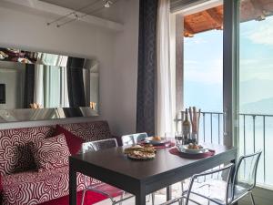 Et opholdsområde på Beatrice - vibrant flat with Lake view